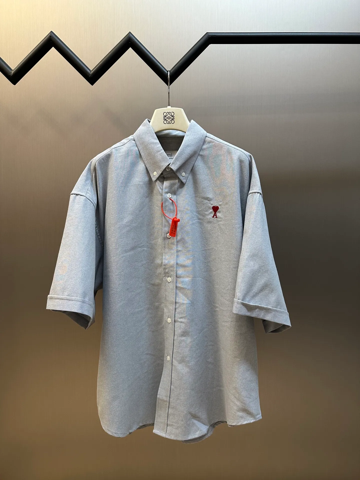 Ami Paris Love Embroidered Box Shirt Made of custom-made luxurious oxford fabric, a bright red love heart appears on the chest, embellished like a work of art, casual yet sophisticated. Adopting imported machine embroidery technology, advanced computer control systems and precision mechanical components, Ami's love embroidery work is achieved with high precision and smooth and delicate lines. size：S M L XL
